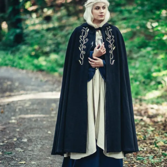 Leonardo Carbone Serafina Cape, Noir 4 Leonardo Carbone Serafina Cape, Noir – Image 4