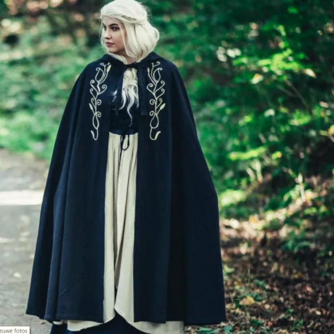 Leonardo Carbone Serafina Cape, Noir 5 Leonardo Carbone Serafina Cape, Noir – Image 5